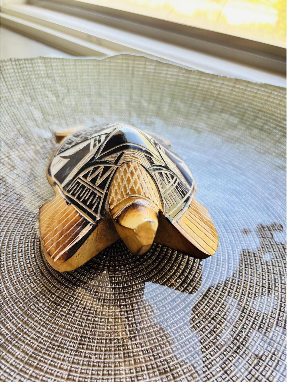 handcrafted wooden sea turtle statue from Fiji - Picture 4 of 7